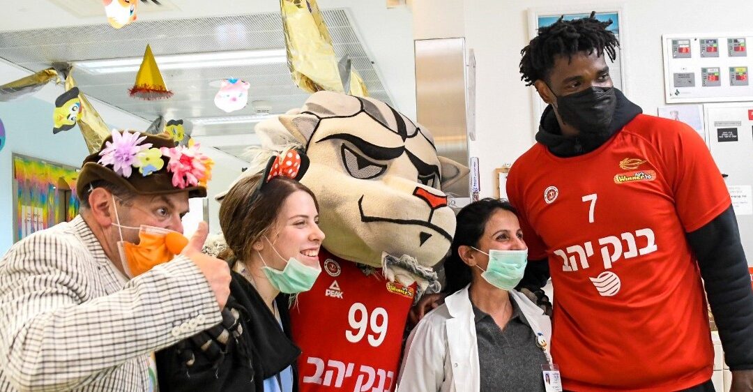 "כיף להיות פה בחג הכי שמח של השנה": הפועל ירושלים ביקרה במחלקות הילדים בביה"ח "שערי צדק" לרגל חג הפורים