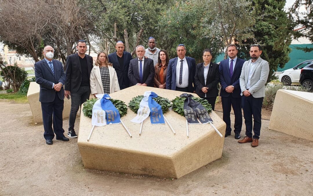 "אנחנו עומדים כאן על מנת לזכור ולא לשכוח": טקס באנדרטת השואה הלאומית באתונה נערך היום במסגרת הפרויקט "קבוצה אחת- עם אחד"