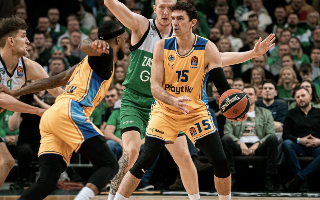 Maccabi’s Euroleague travels, Hapoel TLV wins shorthanded, hoops & soccer update on Episode #451