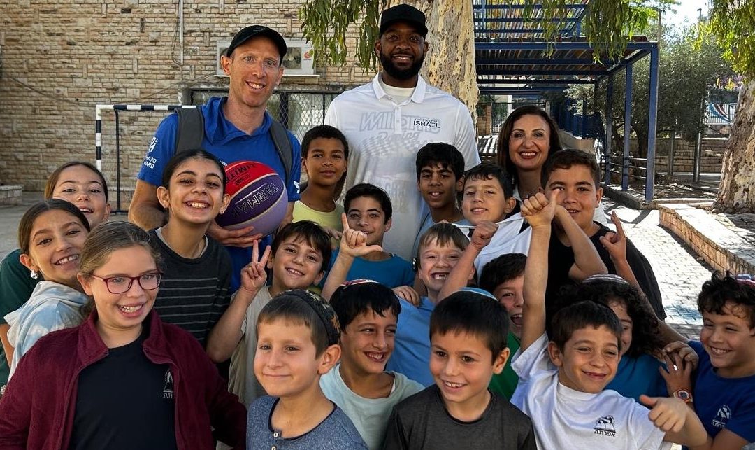 מה הביא את אלוף ה-NBA והיורוליג לשעבר לתמוך בישראל ולהגיע למשחק בין מכבי ת"א לקריית אתא? ראיון יוצא דופן