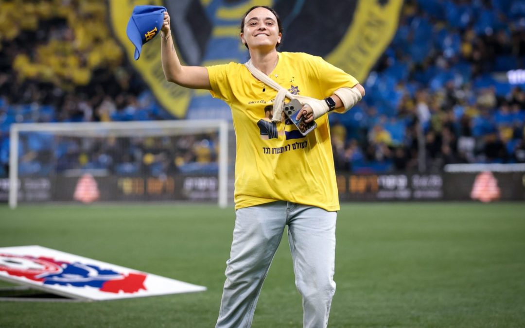 “When I was in my darkest days in captivity, you were my light”: Emily Damari and Romi Gonen take the field in ceremony prior to Maccabi’s win over Hapoel Haifa