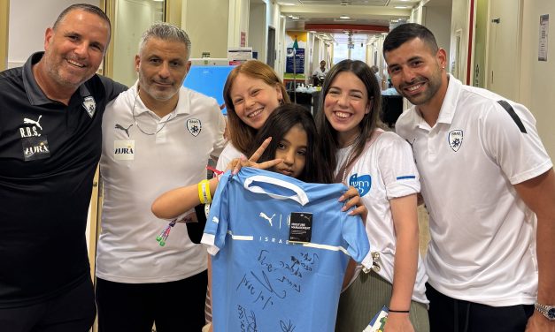 Israel Nat’l Team Head Coach Ran Ben Shimon, Ofir Haim and star striker Tai Baribo visit injured children at Sheba Hospital