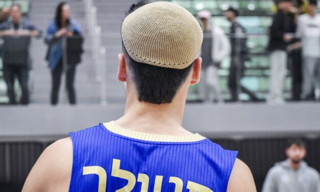 שמע ישראל לפני חילוף, כיפות צבעוניות ואוכל כשר במזוודה: תופעת רום סטולר במכבי תל אביב