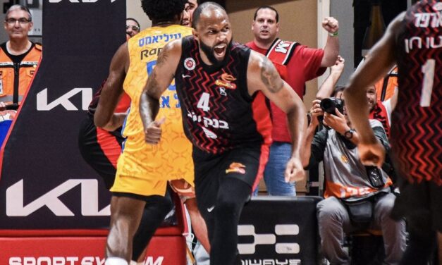 "נתת לי הרבה יותר ממה שאי פעם אוכל להחזיר": כריס ג'ונסון פרש מכדורסל בתום קריירה מפוארת