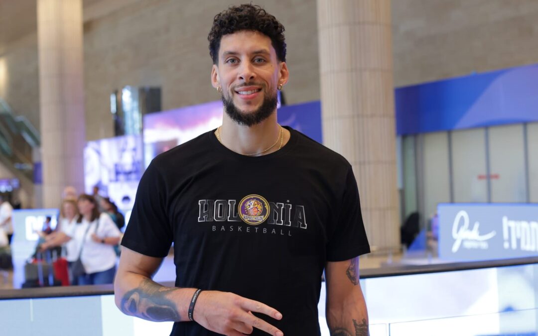 Plenty of Purples: Hapoel Holon players arrive in Israel